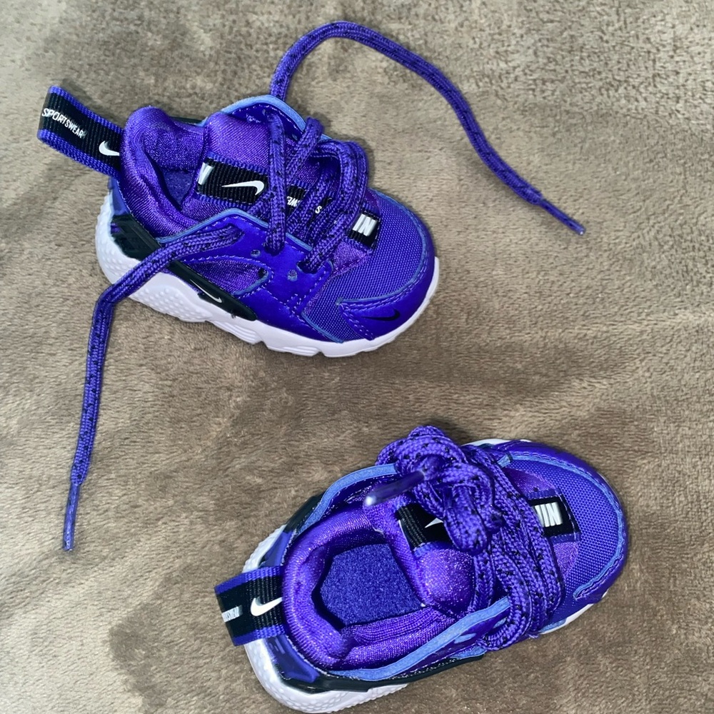 Purple Nike baby shoes